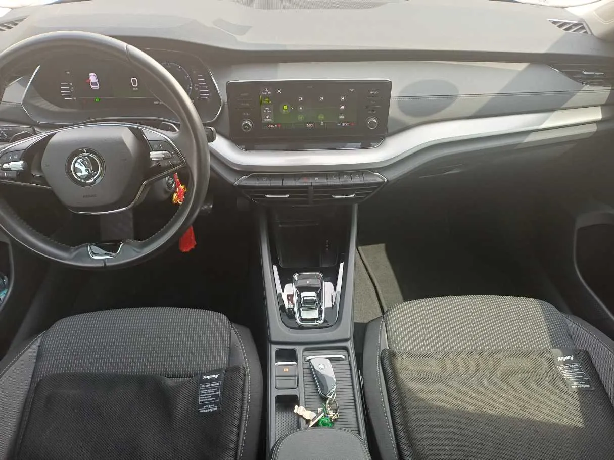 Car image 15