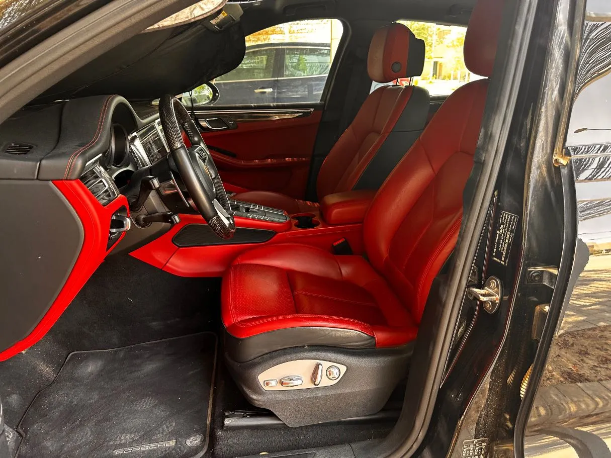 Car image 12