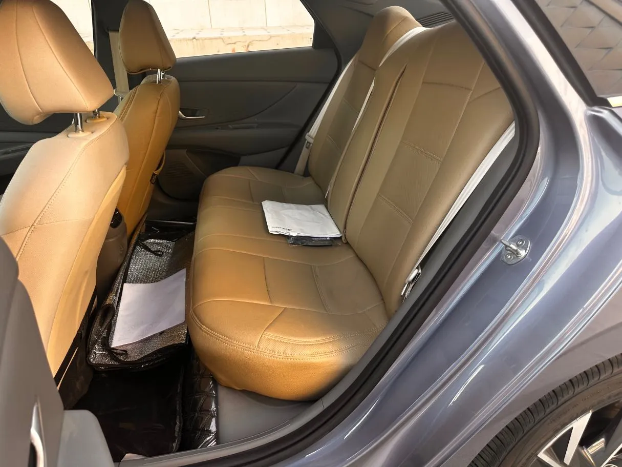Car image 14