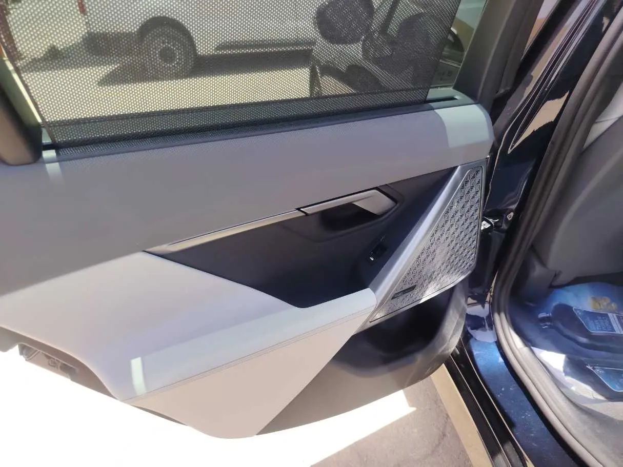 Car image 32