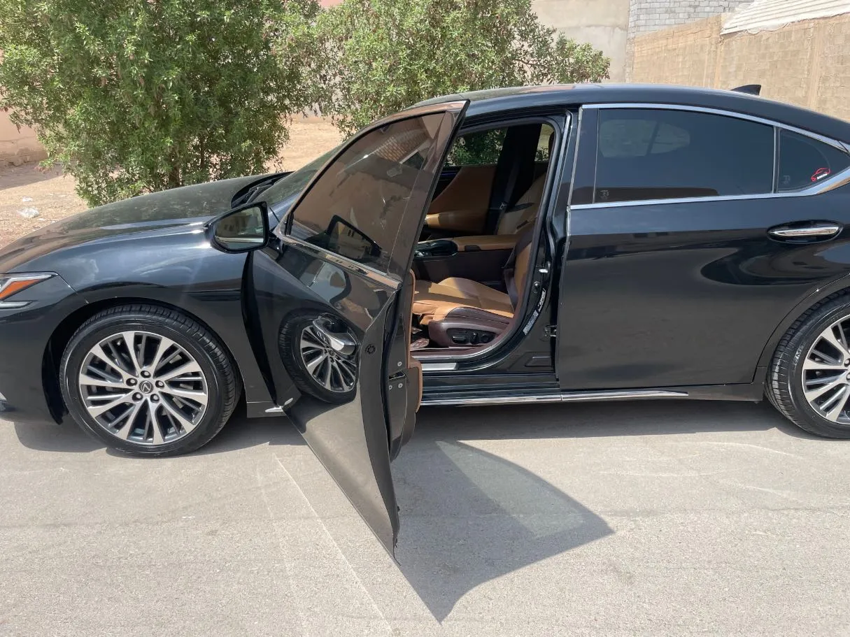 Car image 13