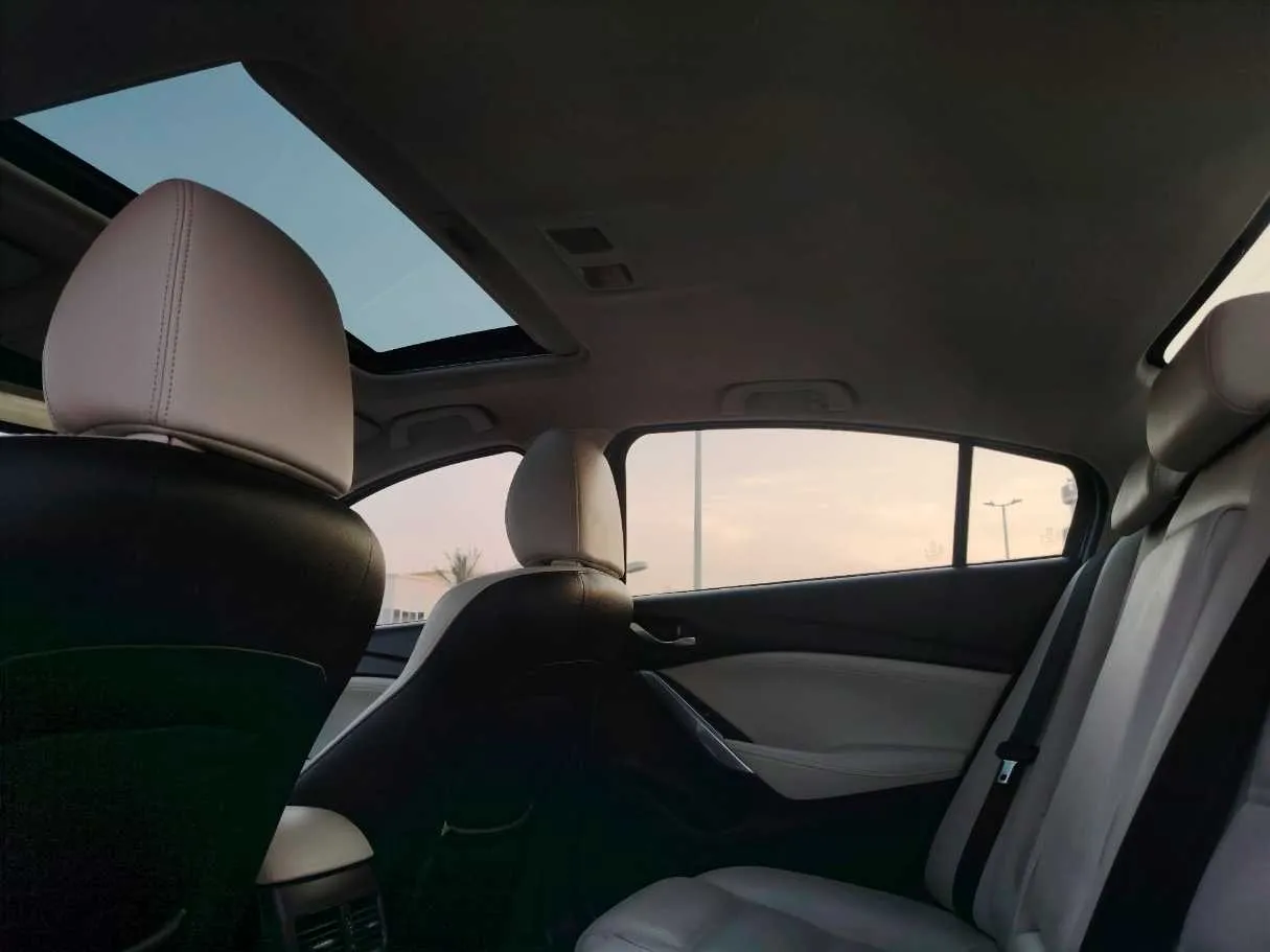 Car image 19