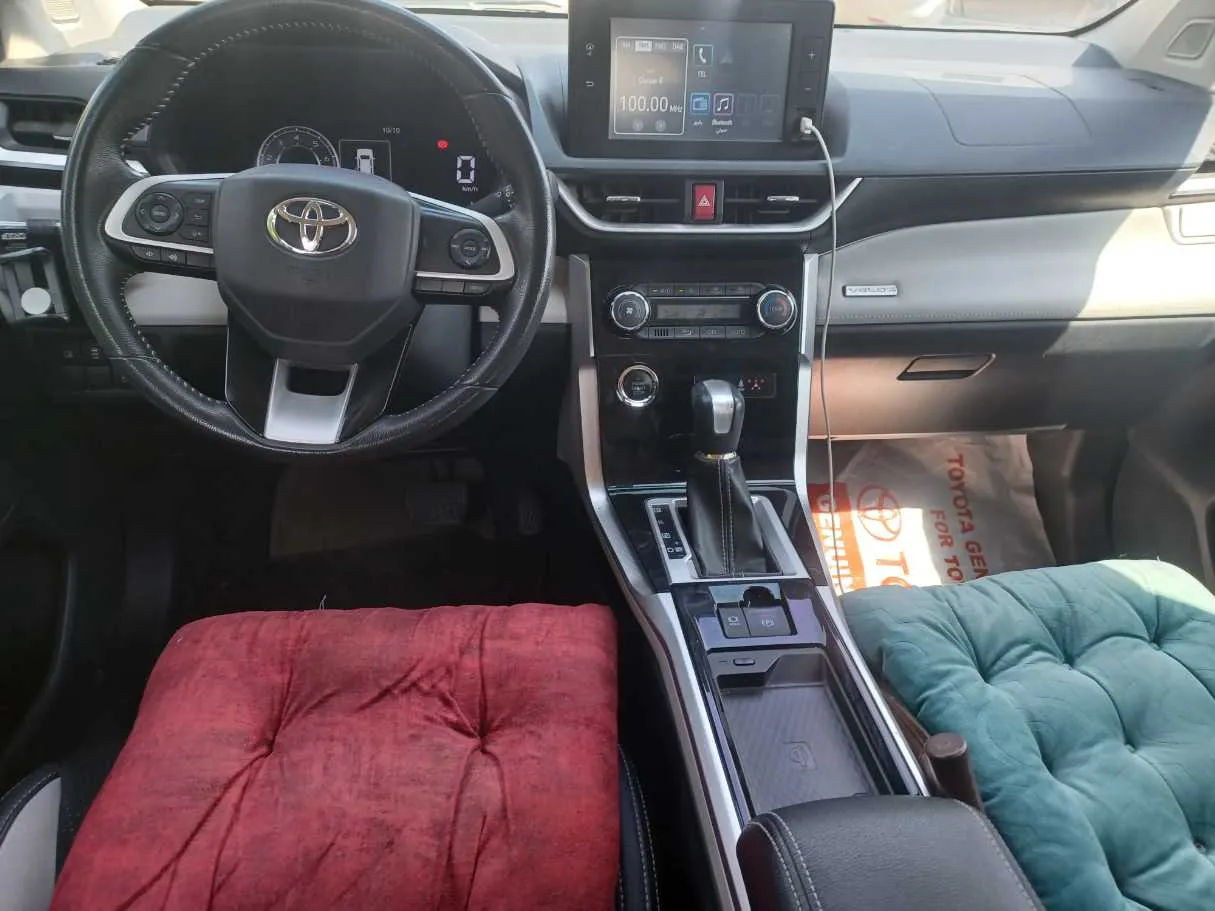 Car image 16