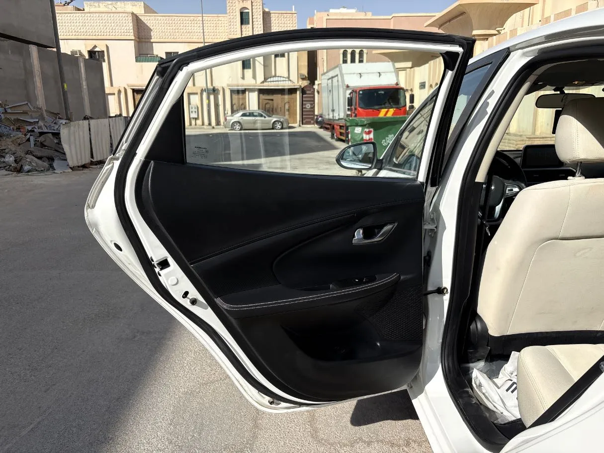 Car image 14