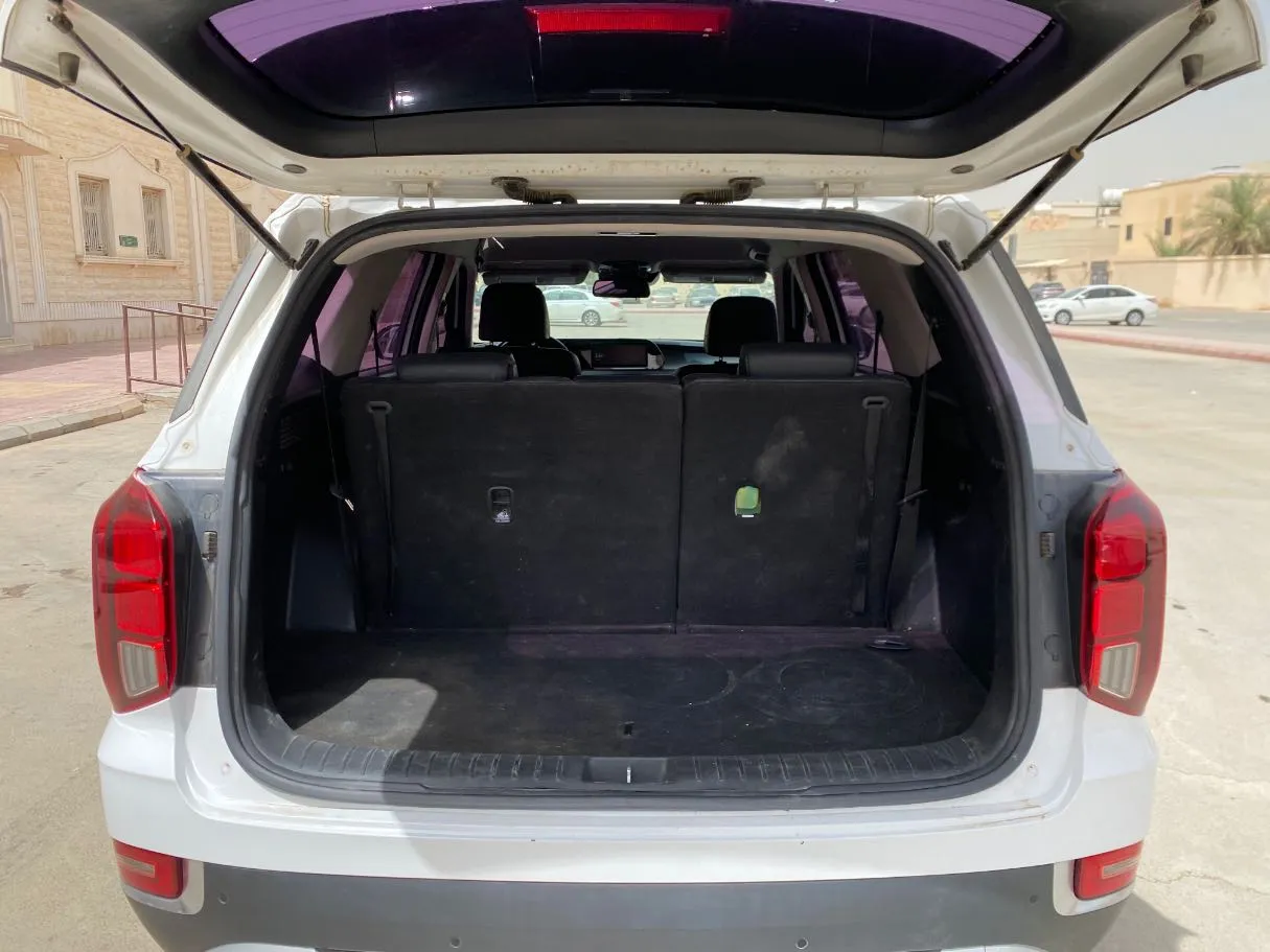 Car image 19