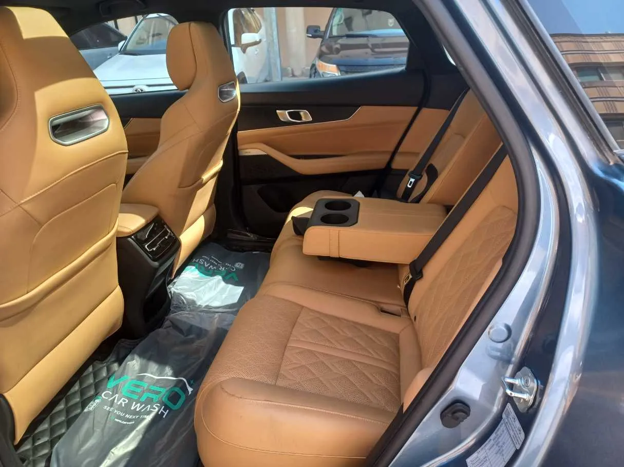 Car image 13