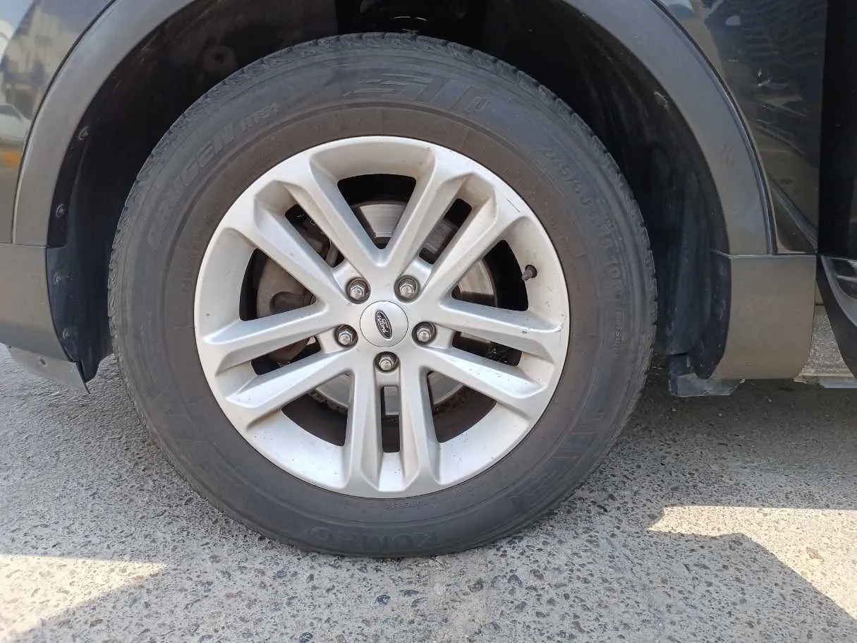 Car image 9
