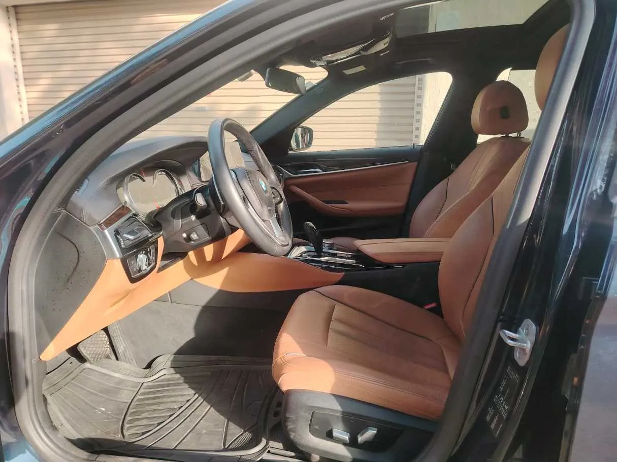Car image 14