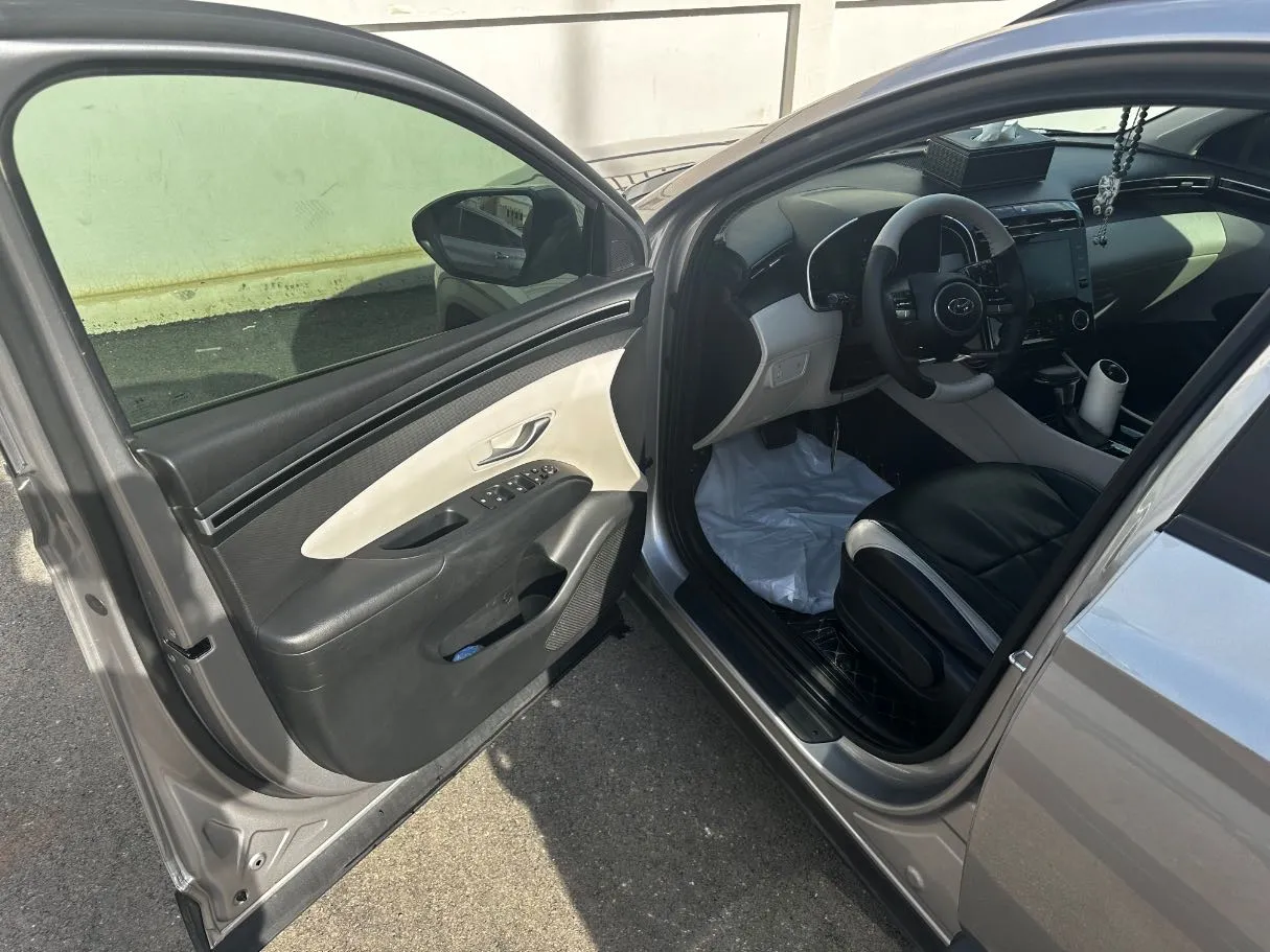 Car image 11