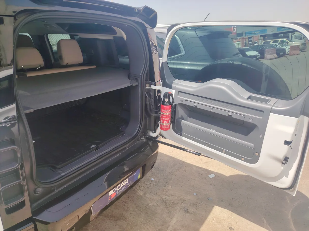 Car image 32
