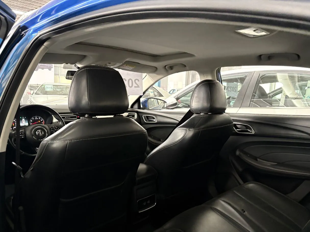 Car image 14