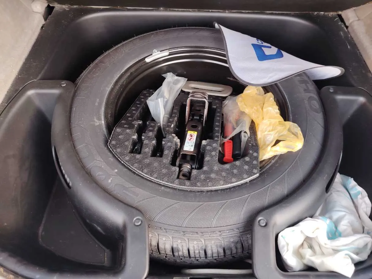 Car image 28
