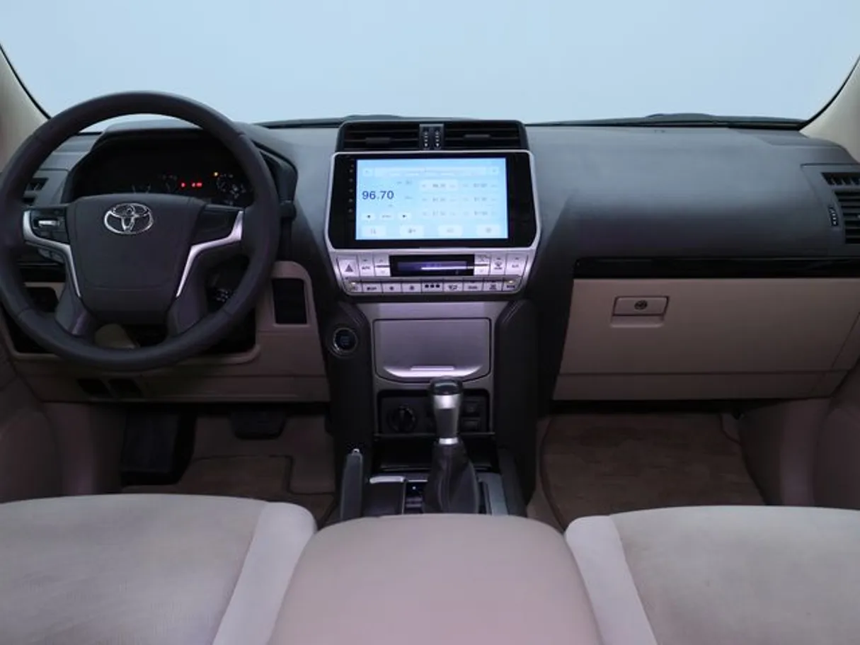 Car image 14