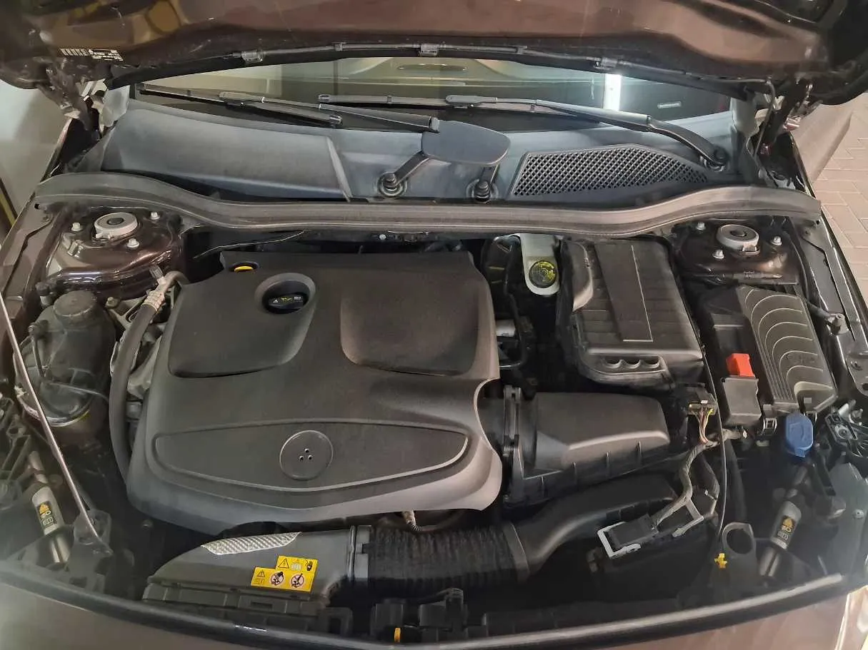 Car image 19