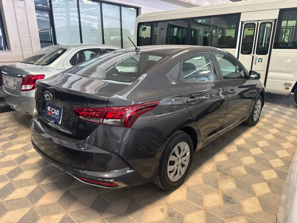 Car image 4