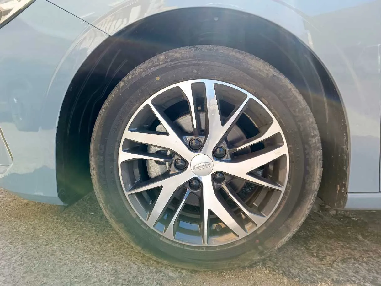 Car image 10