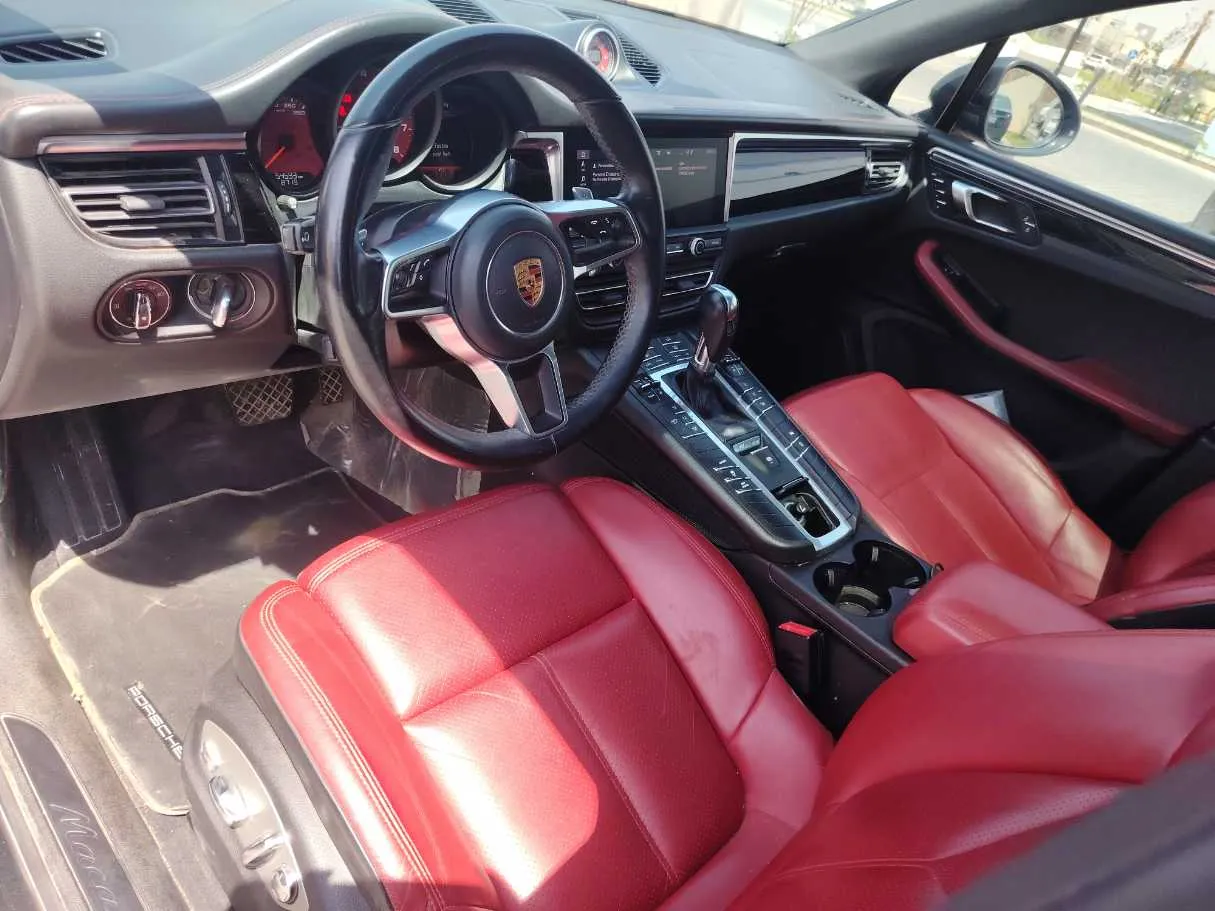 Car image 12