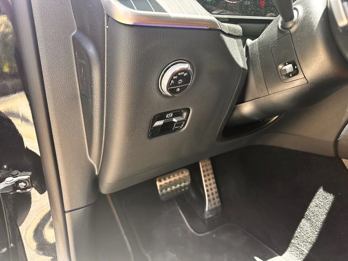 Car image 26