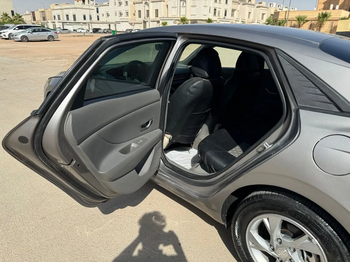 Car image 13