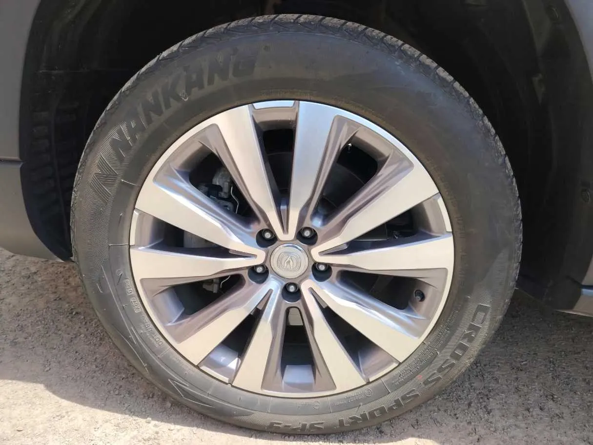 Car image 9