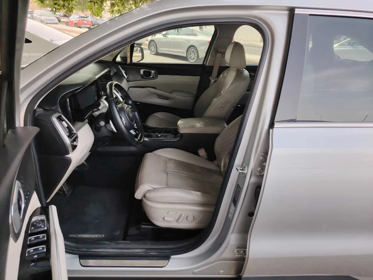 Car image 12