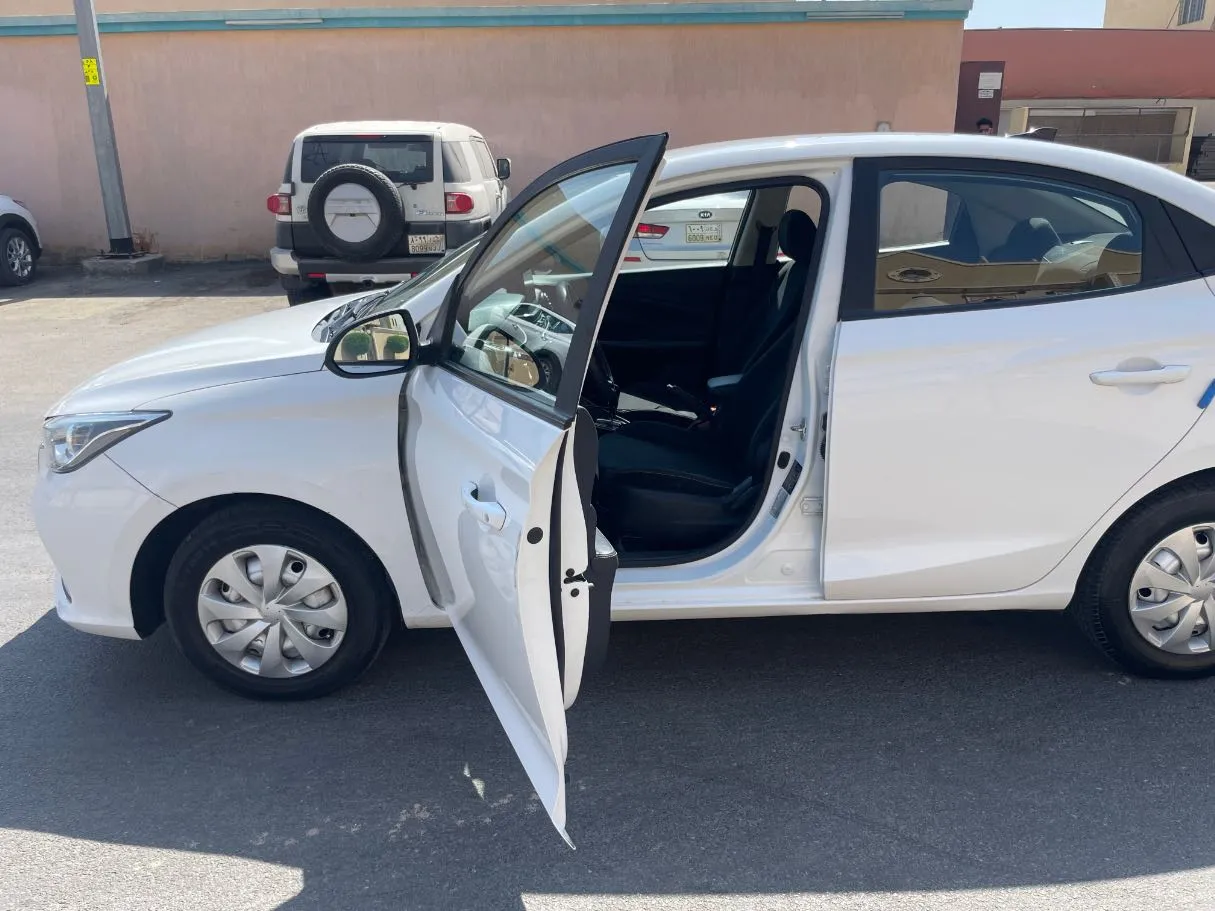 Car image 12