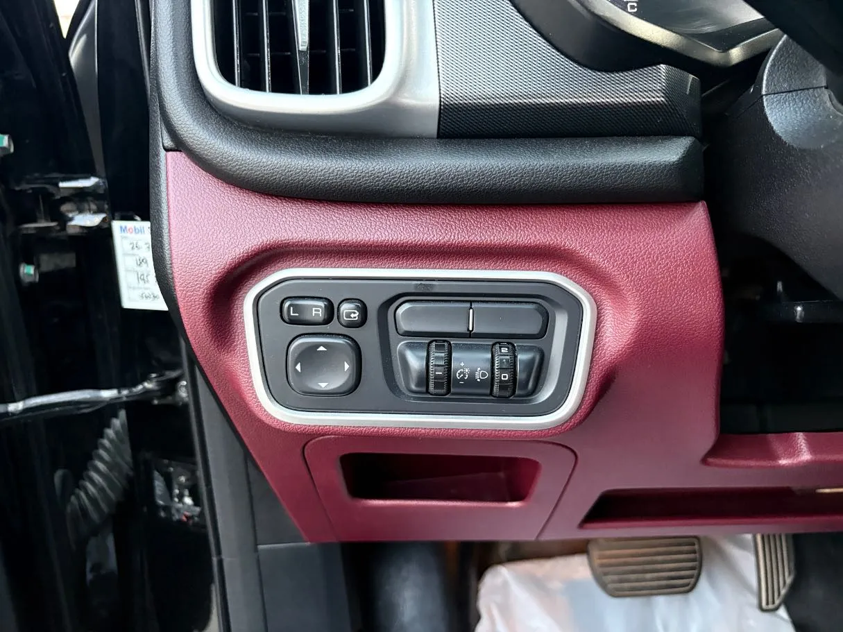Car image 25