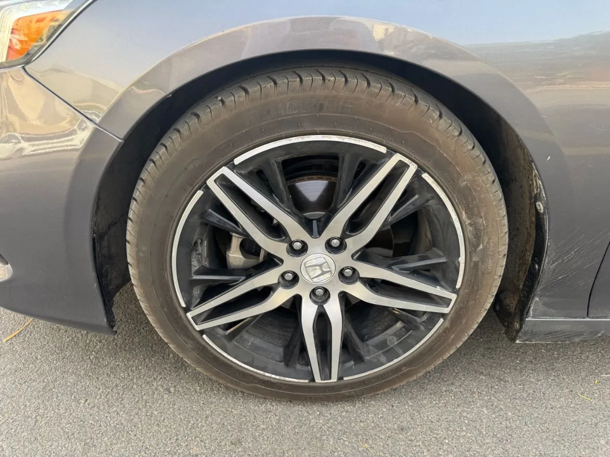 Car image 9