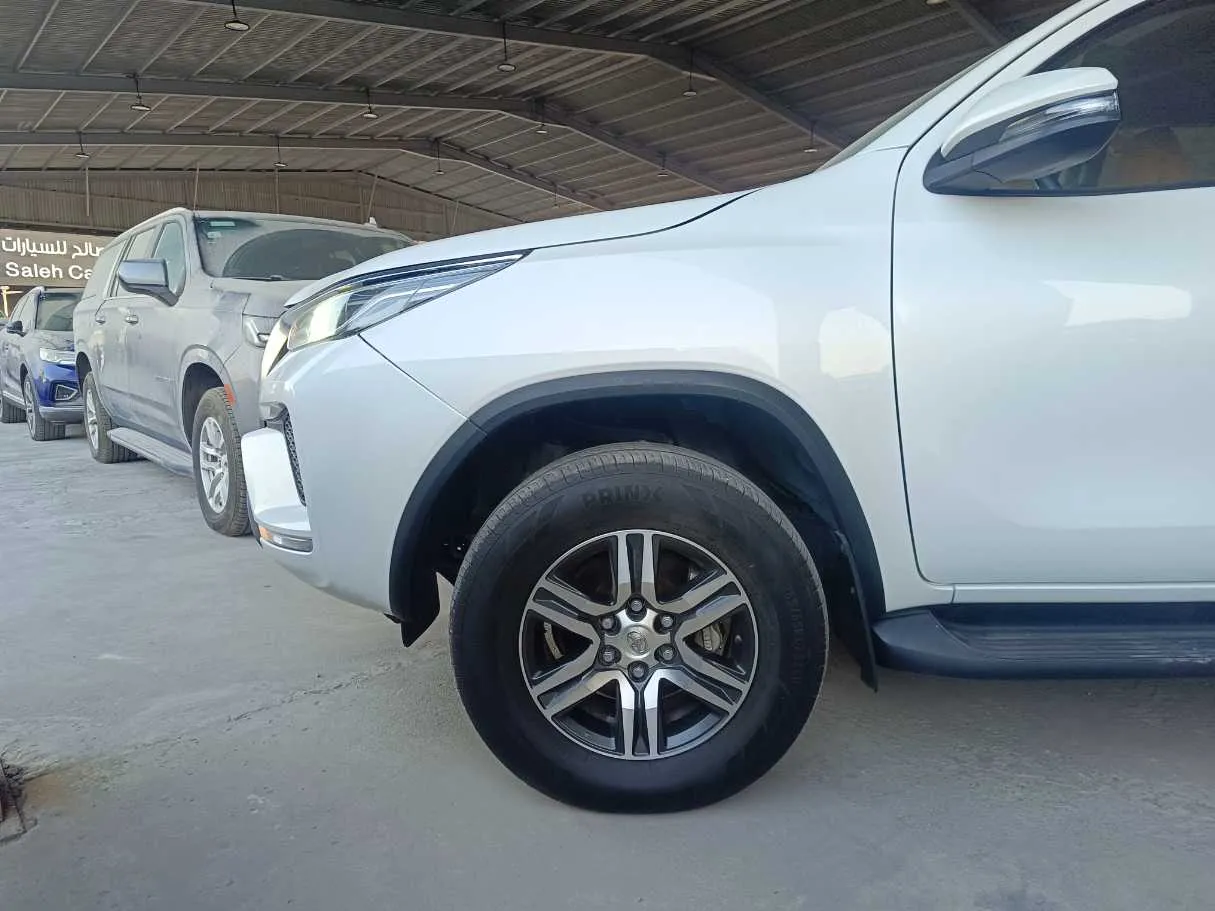 Car image 9