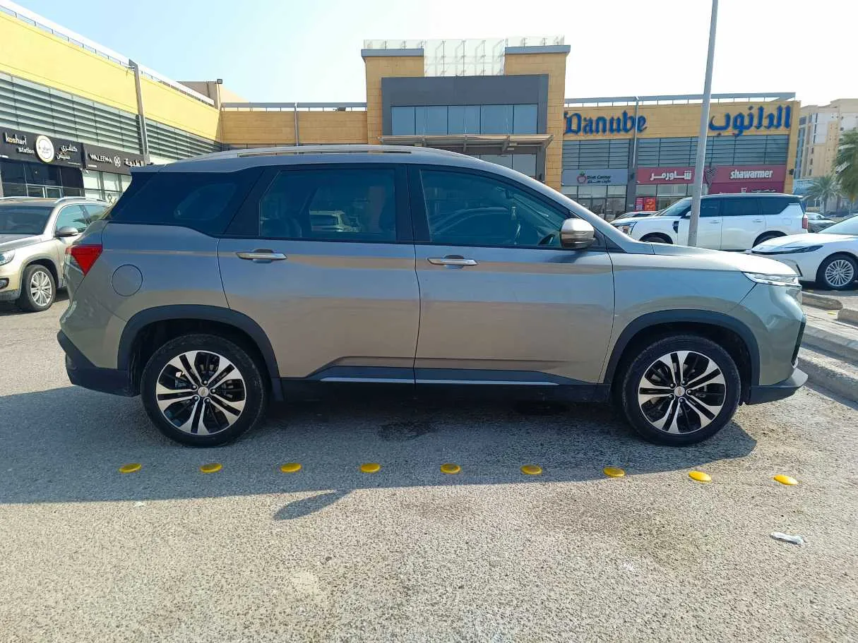 Car image 4