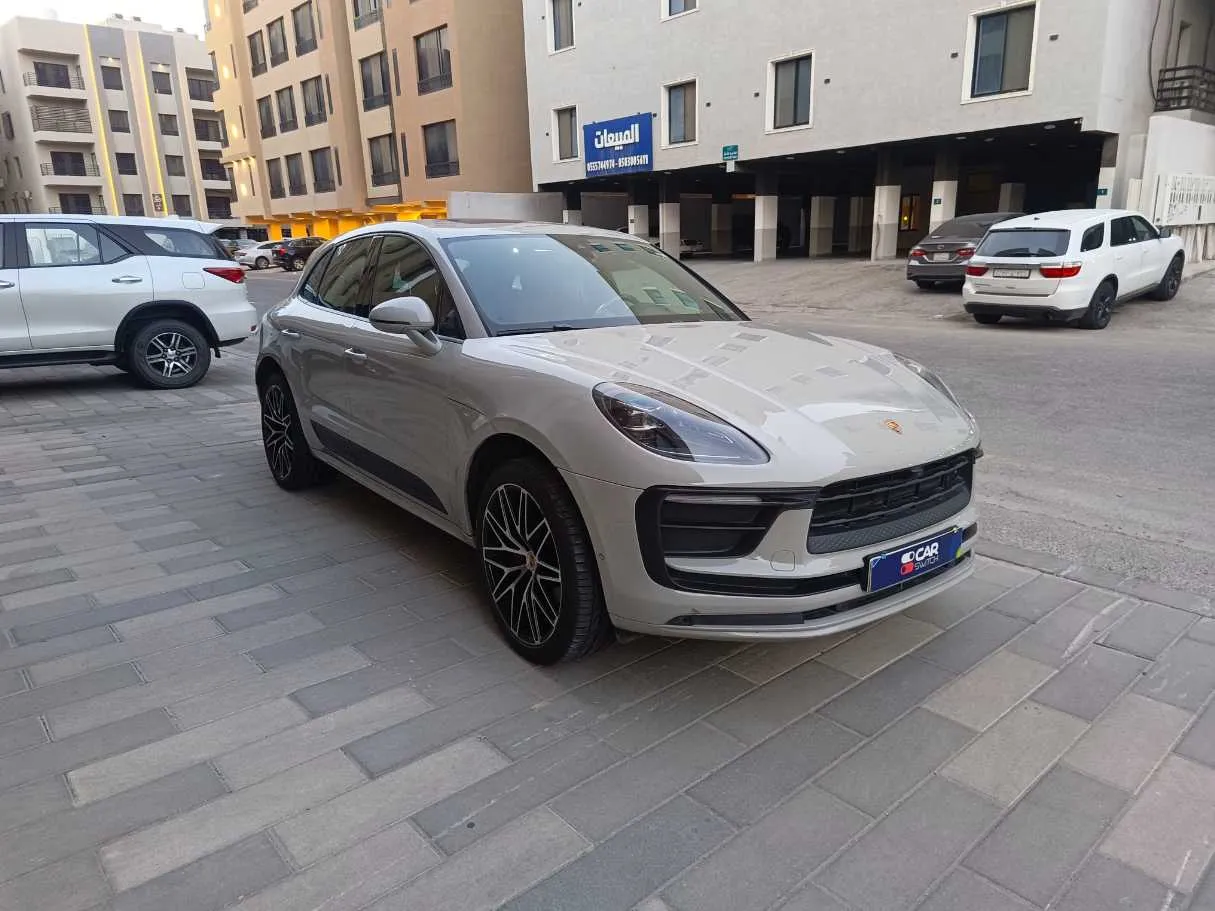 Car image 3