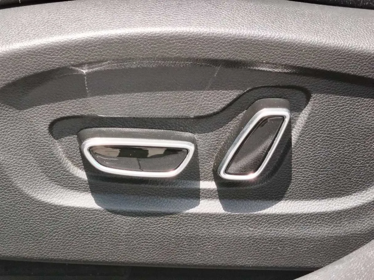 Car image 26