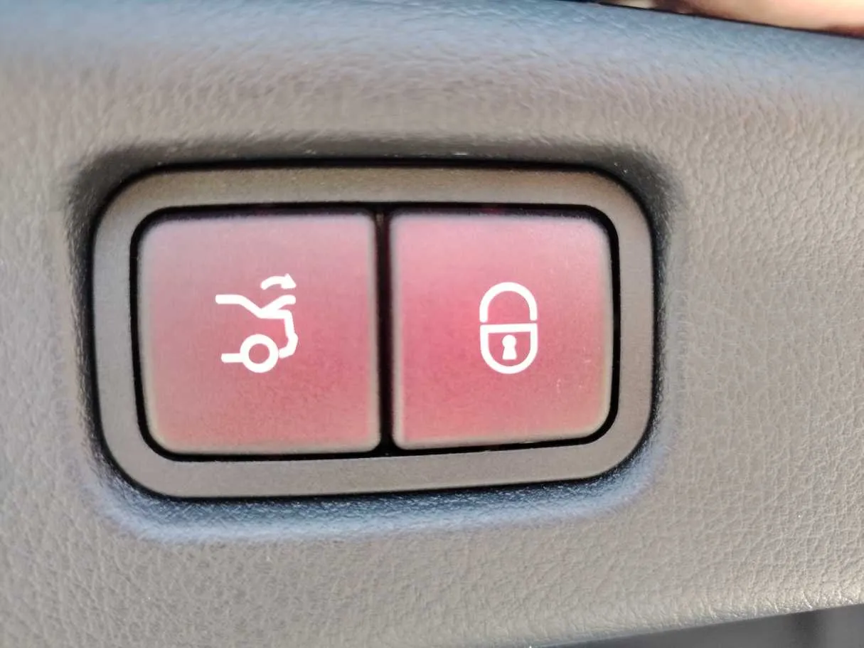 Car image 34