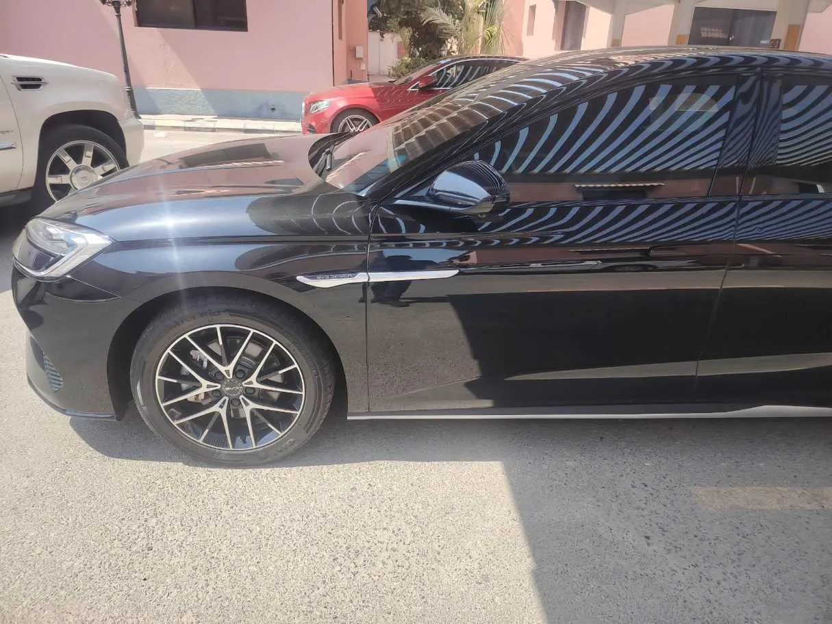 Car image 9