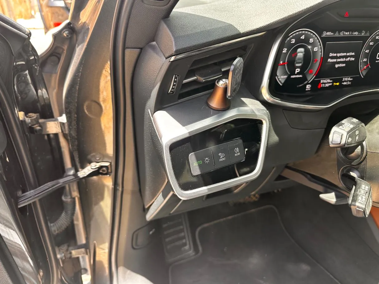 Car image 26