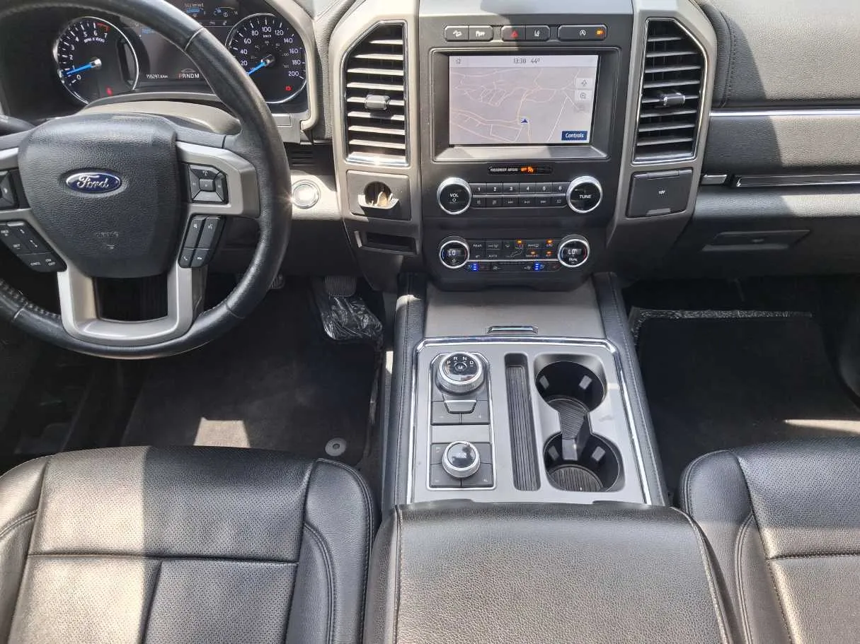 Car image 18