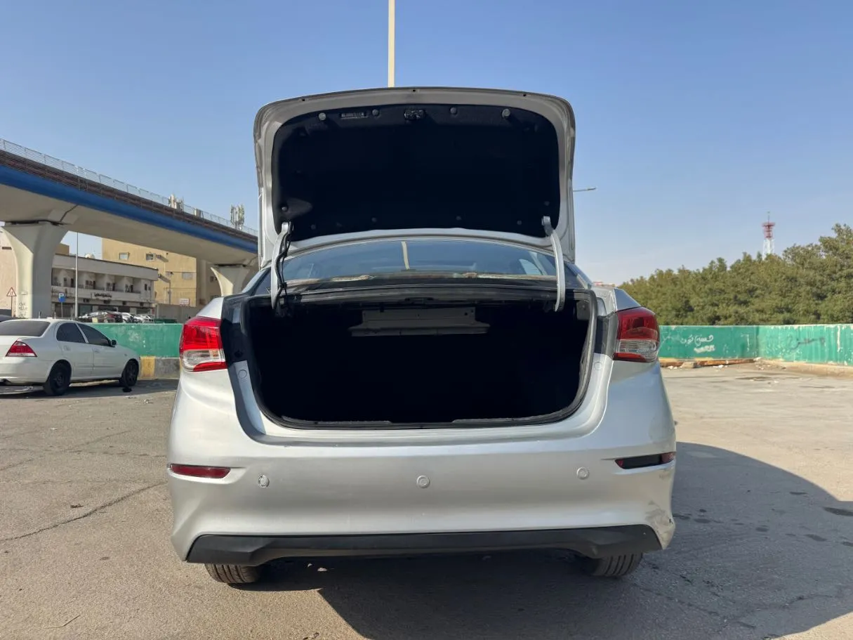 Car image 19