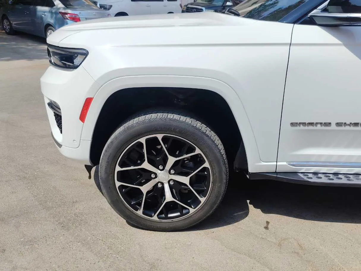Car image 9