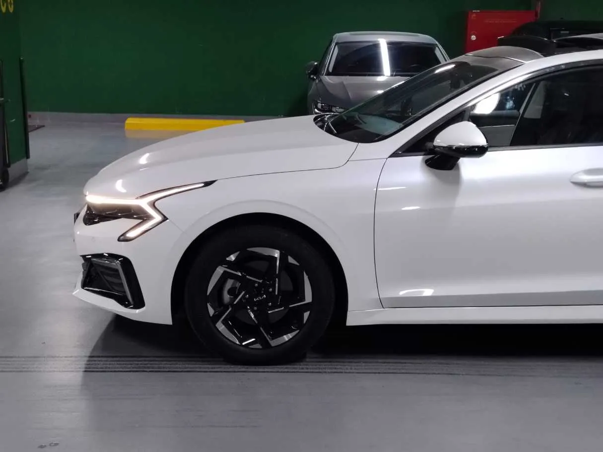 Car image 9