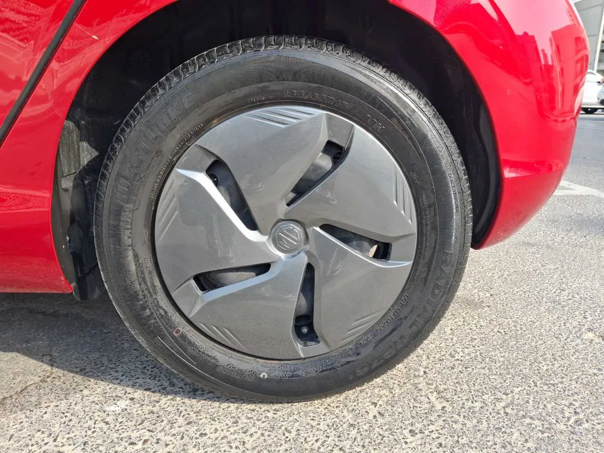 Car image 9