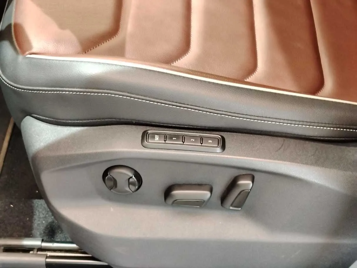 Car image 30