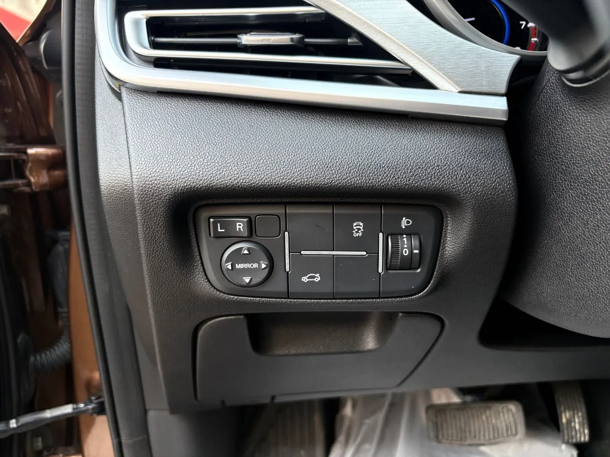 Car image 26
