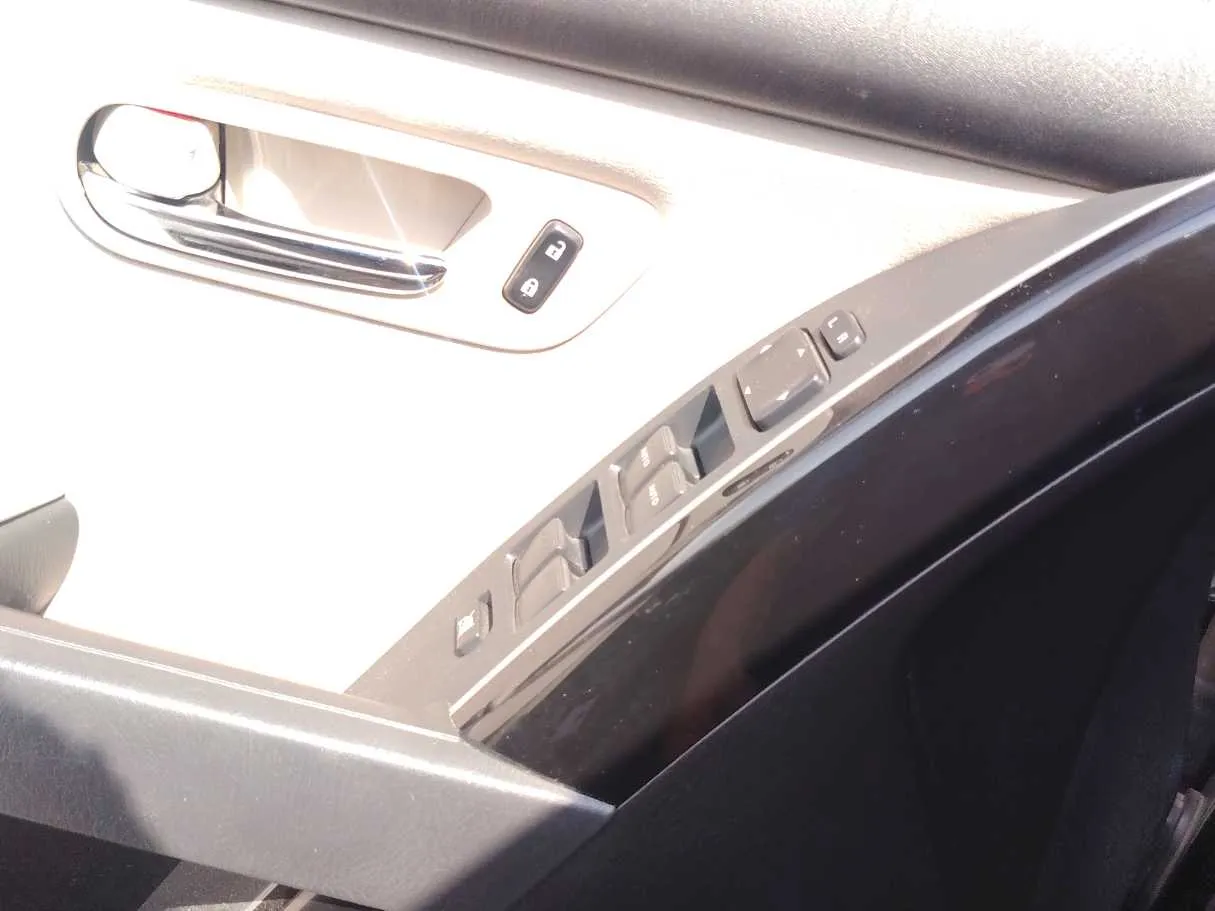 Car image 28
