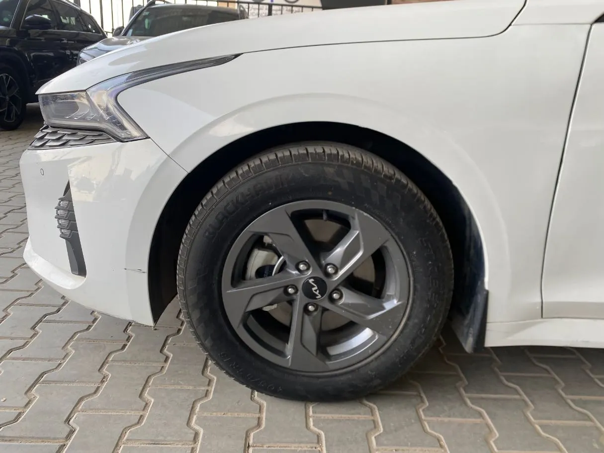 Car image 9