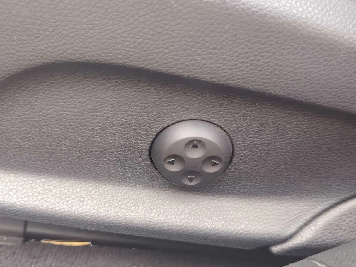 Car image 26