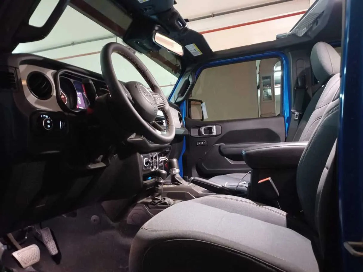 Car image 10