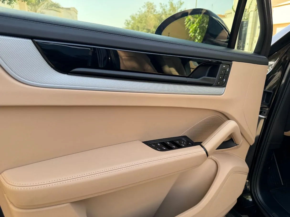 Car image 27