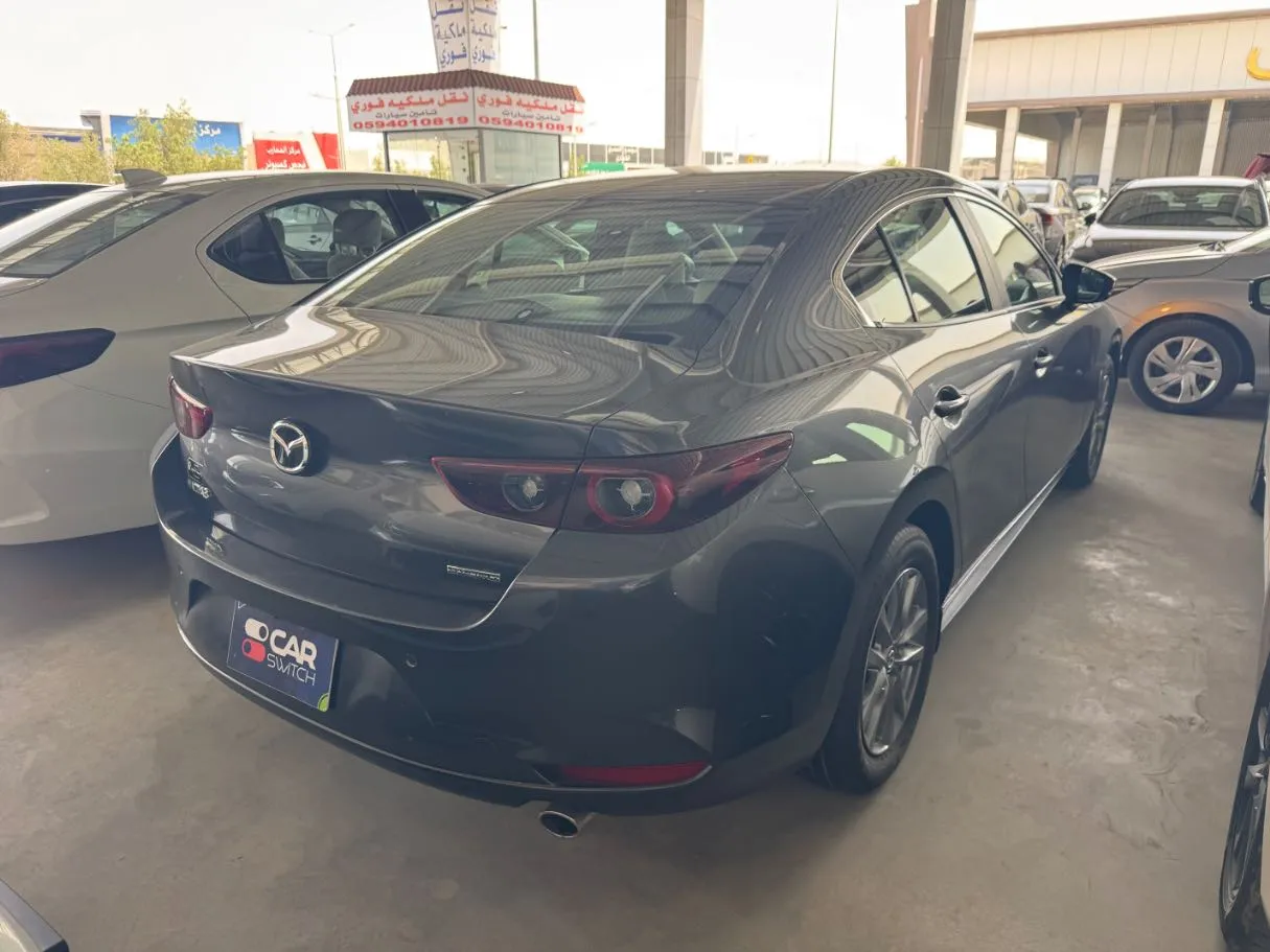 Car image 4