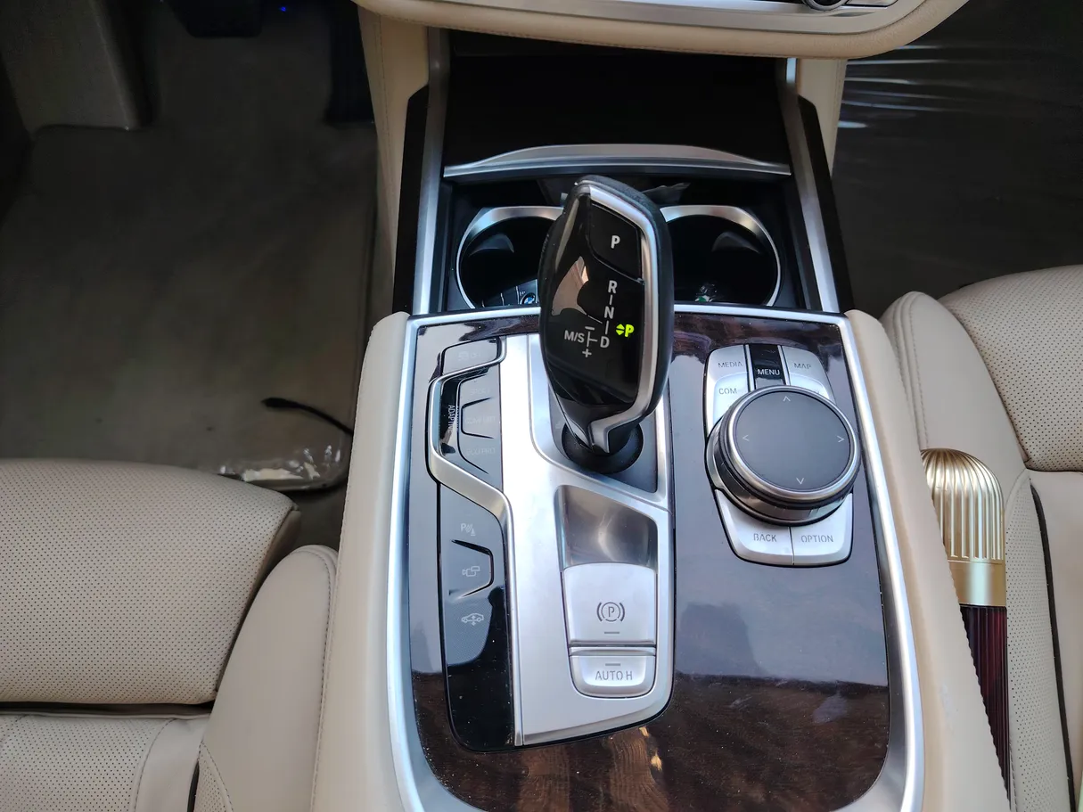 Car image 14