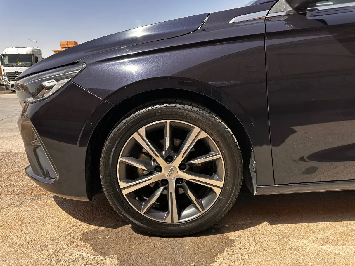 Car image 9